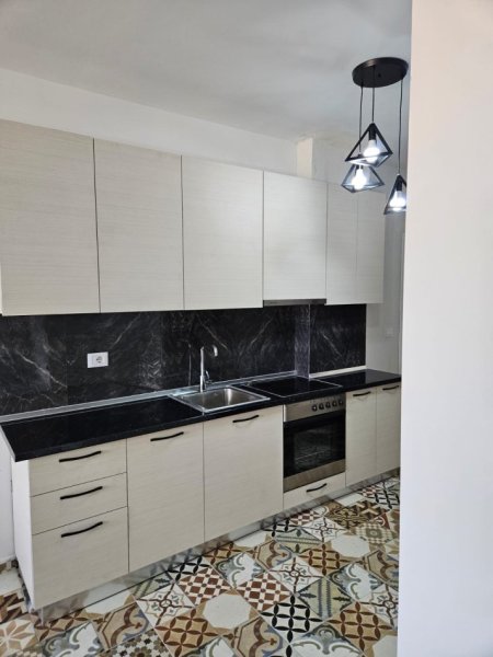 Tirane, jepet me qera apartament 1+1 Kati 11, 70 m² 450 € (Yzberisht)