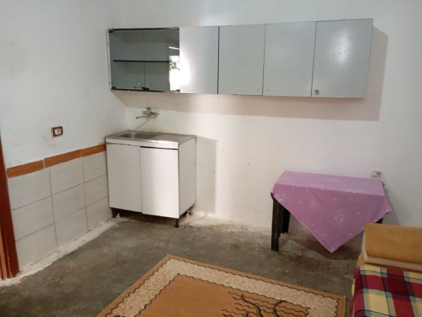 Tirane, jepet me qera apartament 1+1 Kati 1, 65 m² 180 € (RRUGA HYSEN ZHURA)