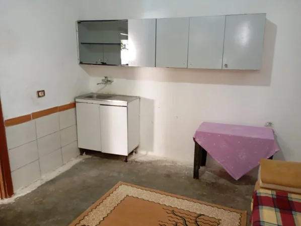 Tirane, jepet me qera apartament 1+1 Kati 1, 65 m² 180 € (RRUGA HYSEN ZHURA)