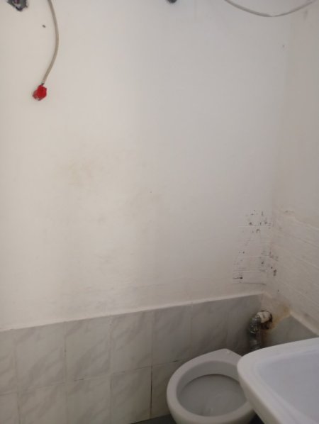 Tirane, jepet me qera apartament 1+1 Kati 1, 65 m² 180 € (RRUGA HYSEN ZHURA)