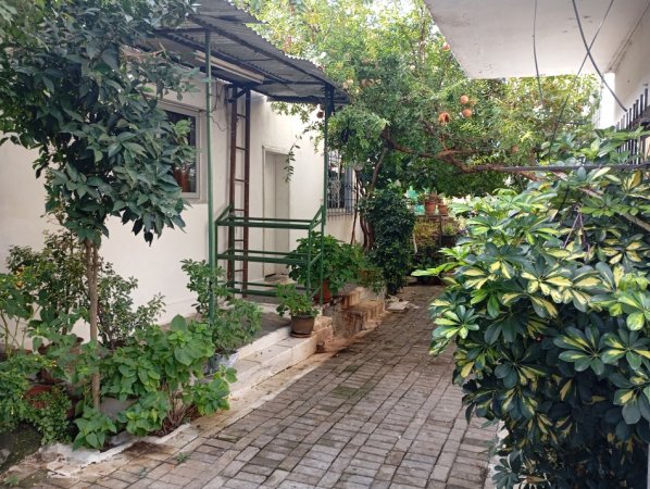Tirane, jepet me qera apartament 1+1 Kati 1, 65 m² 180 € (RRUGA HYSEN ZHURA)