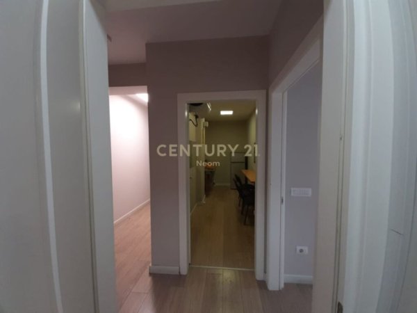 Tirane, jepet me qera apartament 3+1 Kati 8, 173 m² 2.500 € (Myslym shyr)