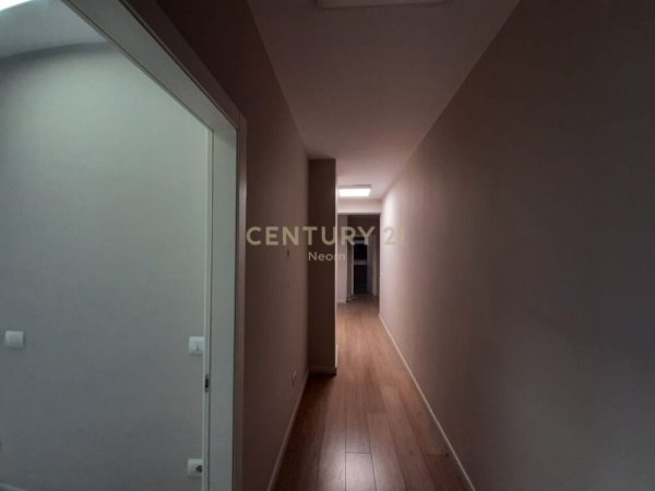 Tirane, jepet me qera apartament 3+1 Kati 8, 173 m² 2.500 € (Myslym shyr)