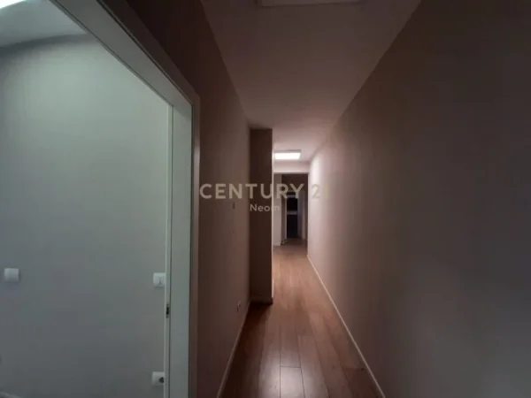 Tirane, jepet me qera apartament 3+1 Kati 8, 173 m² 2.500 € (Myslym shyr)