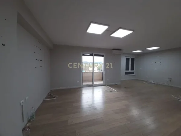 Tirane, jepet me qera apartament 3+1 Kati 8, 173 m² 2.500 € (Myslym shyr)