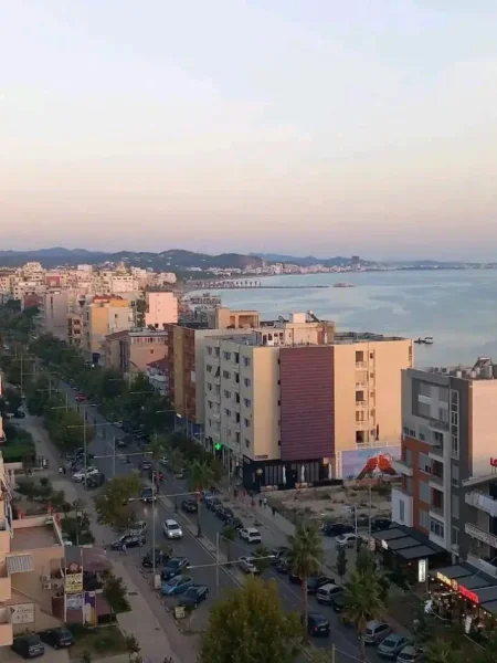 Durres, jepet me qera garsonier 1+1 Kati 3, 42 m² 250 € (Rrota Kuqe, Plazh)