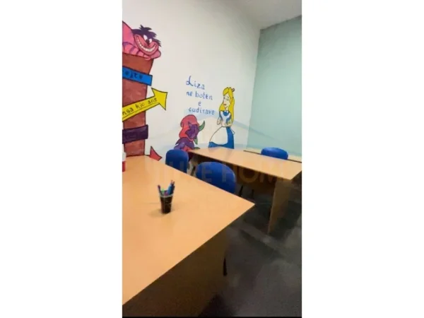 Tirane, jepet me qera ambjent biznesi Kati 0, 78 m² 300 € 