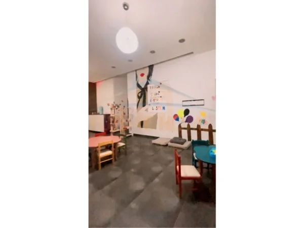 Tirane, jepet me qera ambjent biznesi Kati 0, 78 m² 300 € 