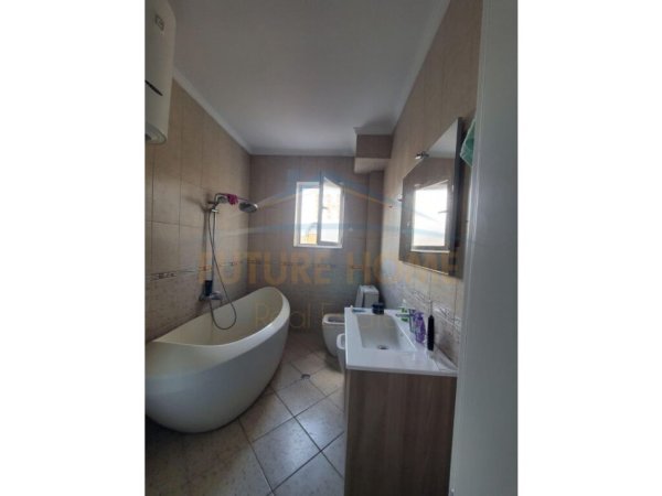 Tirane, jepet me qera apartament 2+1 Kati 6, 157 m² 1.000 € 