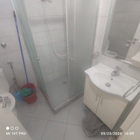 Tirane, jepet me qera apartament 2+1+Aneks+Ballkon Kati 3, 64 m² 600 € (Pallatet Agimi)