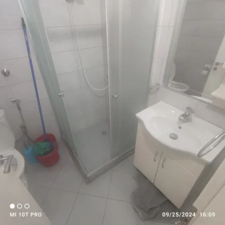Tirane, jepet me qera apartament 2+1+Aneks+Ballkon Kati 3, 64 m² 600 € (Pallatet Agimi)