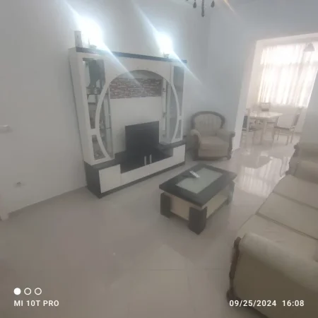 Tirane, jepet me qera apartament 2+1+Aneks+Ballkon Kati 3, 64 m² 600 € (Pallatet Agimi)
