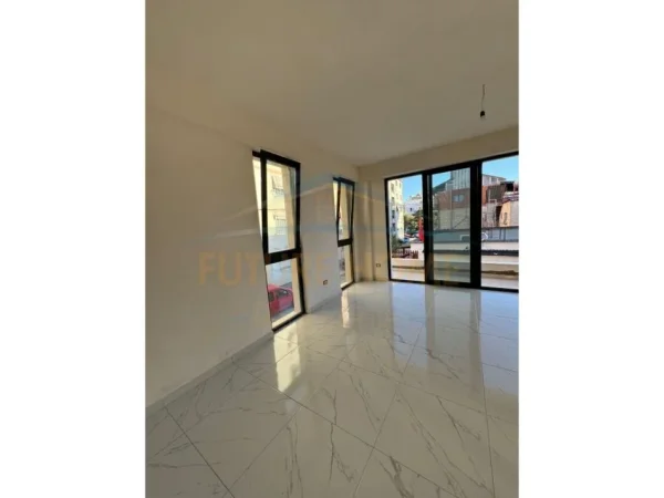 Tirane, jepet me qera ambjent biznesi Kati 1, 100 m² 700 € (Allias)