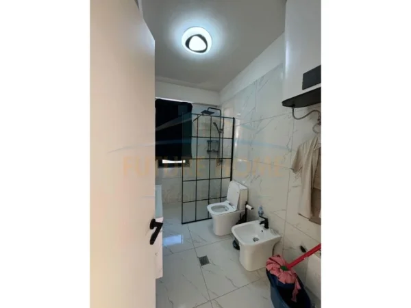 Tirane, jepet me qera ambjent biznesi Kati 1, 100 m² 700 € (Allias)