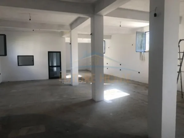 Tirane, jepet me qera Kati 0, 400 m² 1.000 € 
