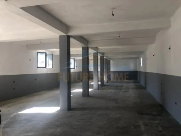 Tirane, jepet me qera Kati 0, 400 m² 1.000 € 
