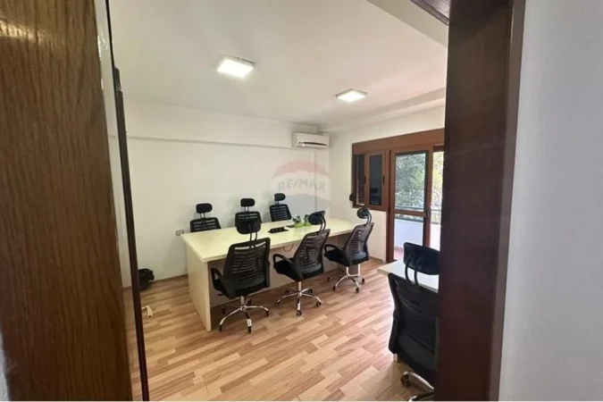 Tirane, jepet me qera zyre Kati 2, 69 m² 900 € (Zyre për Qira në Qendër të Tiranës!)