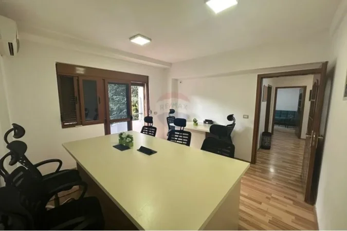 Tirane, jepet me qera zyre Kati 2, 69 m² 900 € (Zyre për Qira në Qendër të Tiranës!)