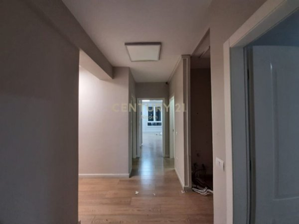 Tirane, jepet me qera apartament 3+1 Kati 8, 173 m² 2.500 € (myslym shyr)