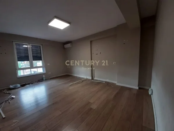Tirane, jepet me qera apartament 3+1 Kati 8, 173 m² 2.500 € (myslym shyr)