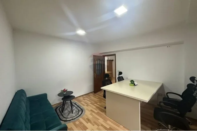 Tirane, jepet me qera zyre Kati 2, 70 m² 900 € (Zyre për Qira në Qendër të Tiranës!)