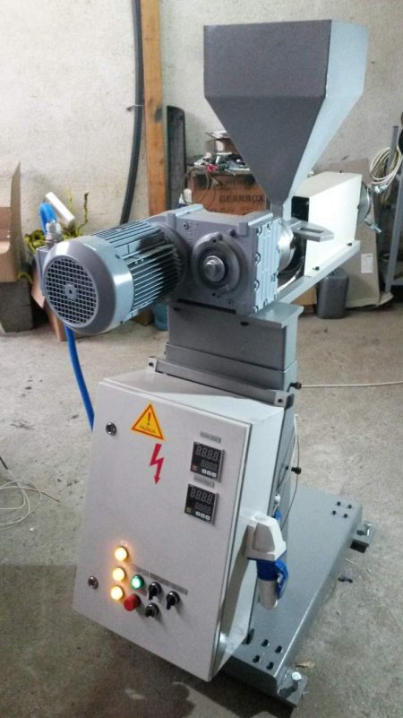 Serbi, - Extruder, plastic