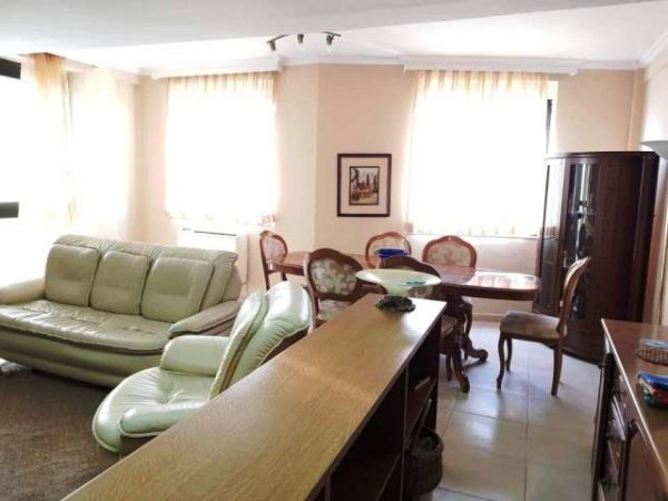 Tirane, jap me qera ditore apartament 110 m² 50 Euro (Bulevardi zogu i Pare)