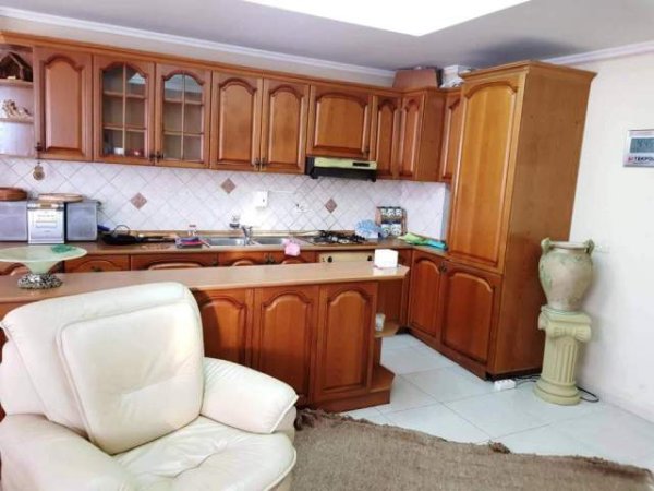 Tirane, jap me qera ditore apartament 110 m² 50 Euro (Bulevardi zogu i Pare)