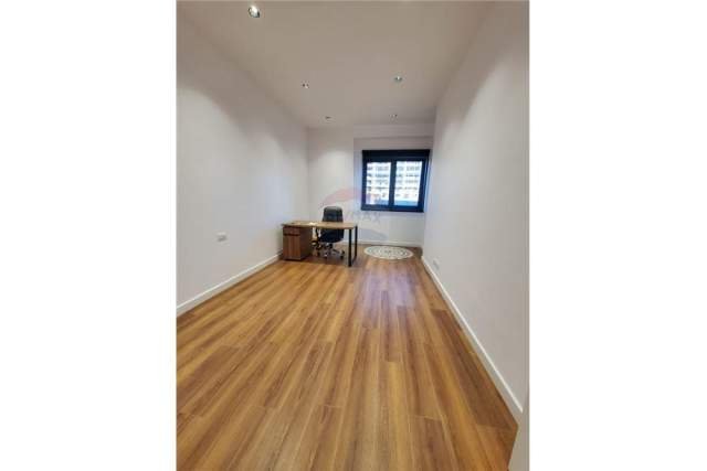 Tirane, jepet me qera zyre 68 m² 600 Euro
