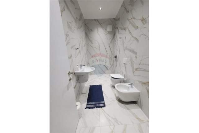 Tirane, jepet me qera zyre 68 m² 600 Euro