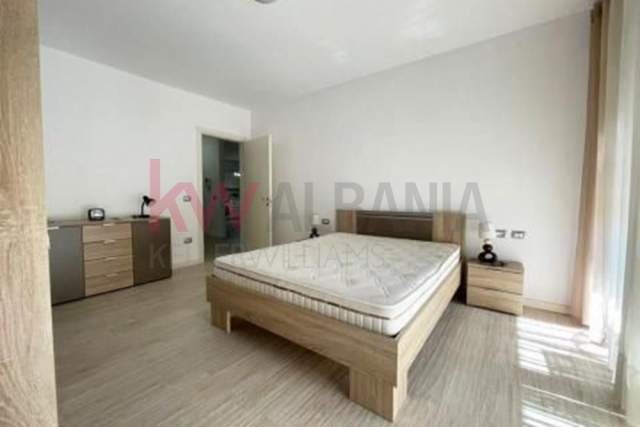 Tirane, jepet me qera apartament 3+1 Kati 3, 1.000 Euro (Bllok)