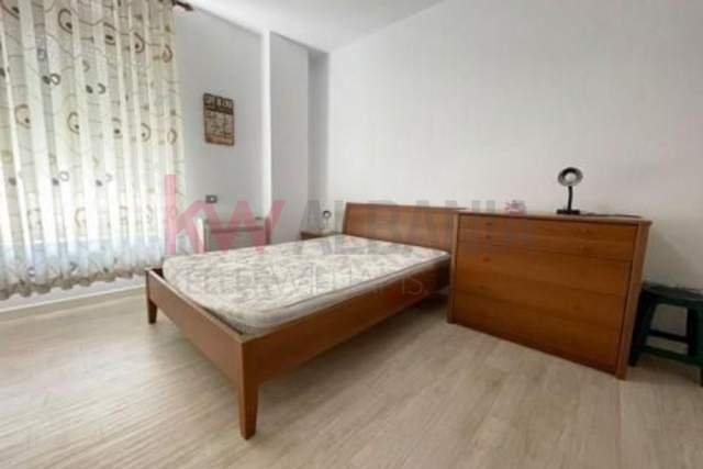 Tirane, jepet me qera apartament 3+1 Kati 3, 1.000 Euro (Bllok)