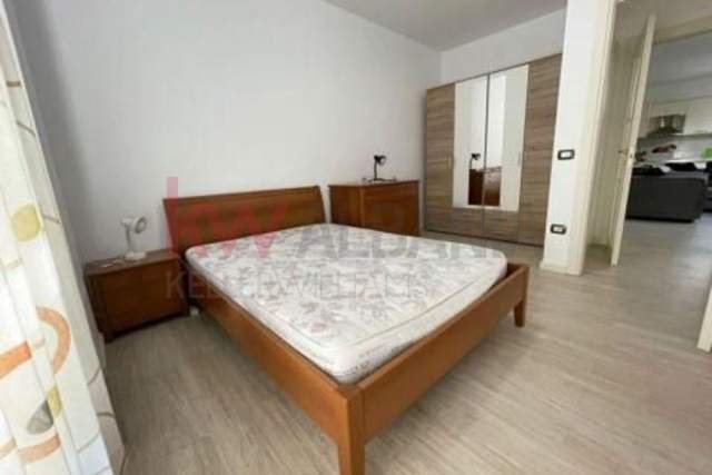 Tirane, jepet me qera apartament 3+1 Kati 3, 1.000 Euro (Bllok)