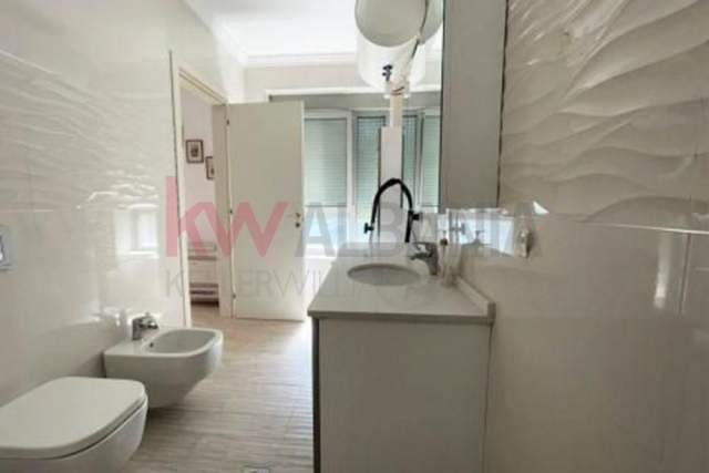 Tirane, jepet me qera apartament 3+1 Kati 3, 1.000 Euro (Bllok)