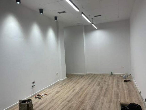 Tirane, jepet me qera dyqan Kati 1, 30 m² 300 Euro (Rruga Kavajes)