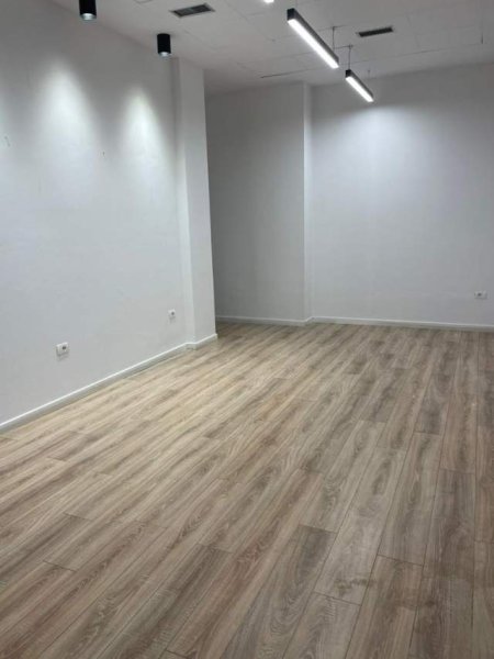 Tirane, jepet me qera dyqan Kati 1, 30 m² 300 Euro (Rruga Kavajes)