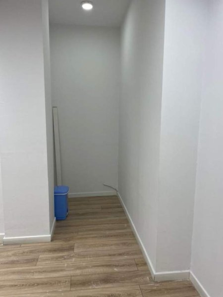Tirane, jepet me qera dyqan Kati 1, 30 m² 300 Euro (Rruga Kavajes)