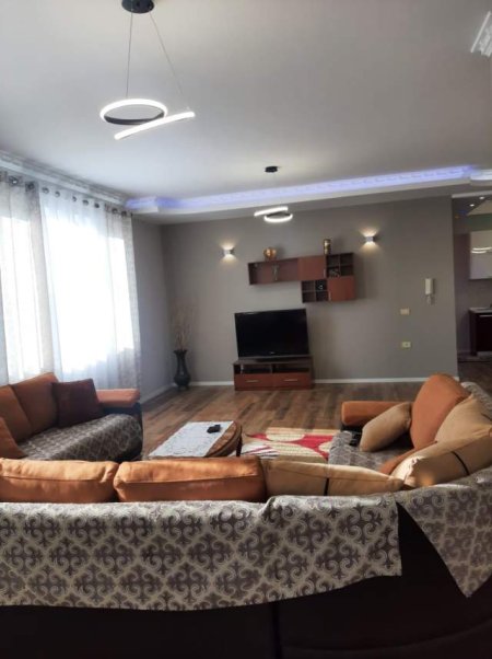Tirane, jepet me qera shtepi 3+1+BLK Kati 2, 170 m² 50.000 Leke (Porcelan)