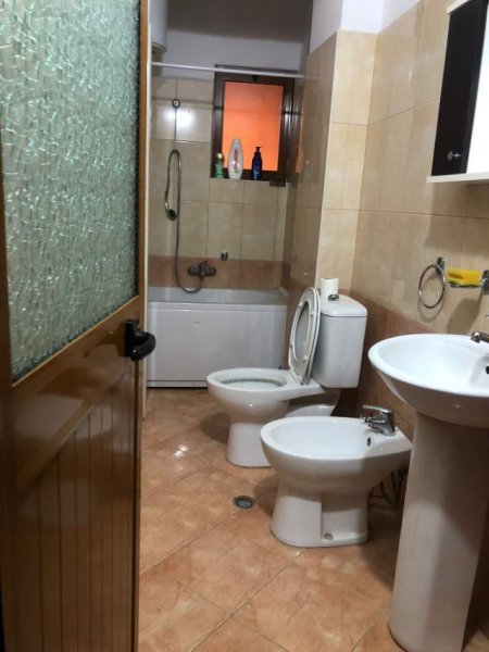 Tirane, jepet me qera apartament 2+1+BLK Kati 4, 100 m² 41.000 Leke (Tregu Elektrik)