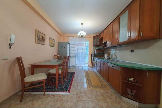 Tirane, jepet me qera apartament 2+1 125 m² 700 Euro (BLLOKU)
