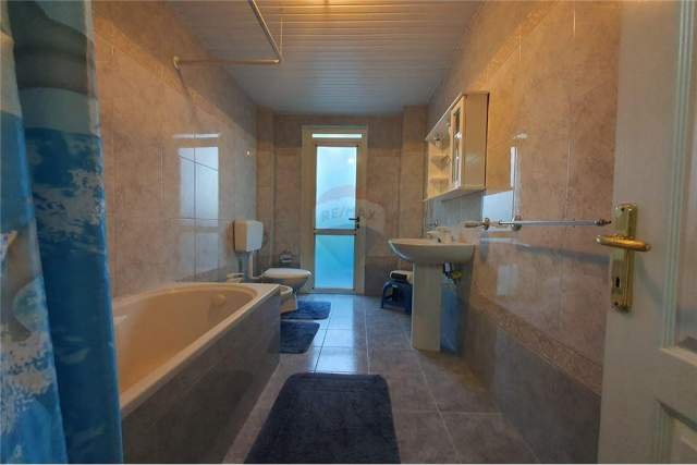 Tirane, jepet me qera apartament 2+1 125 m² 700 Euro (BLLOKU)