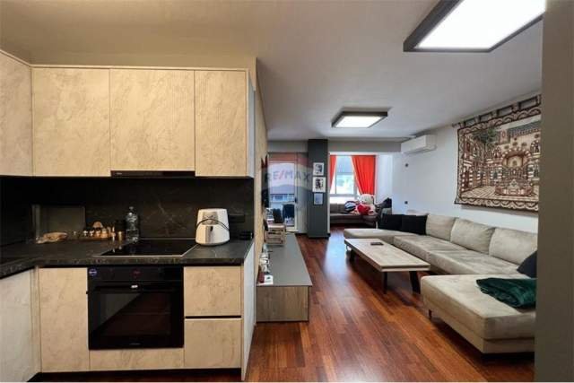 Tirane, jepet me qera apartament 75 m² 550 Euro (kompleksi deliorgji)