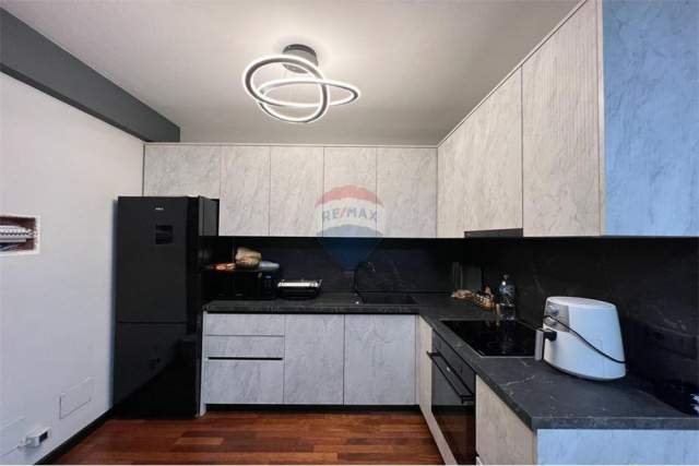 Tirane, jepet me qera apartament 75 m² 550 Euro (kompleksi deliorgji)