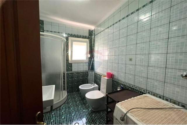 Tirane, jepet me qera apartament 70 m² 550 Euro (PAZARI IRI)