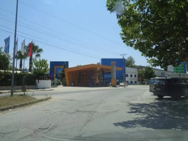 Lushnje, Shitet Ambjent Biznesi, Dy Troje dhe Dy Ndertesa, (Lagja Xhevdet Nepravishta)