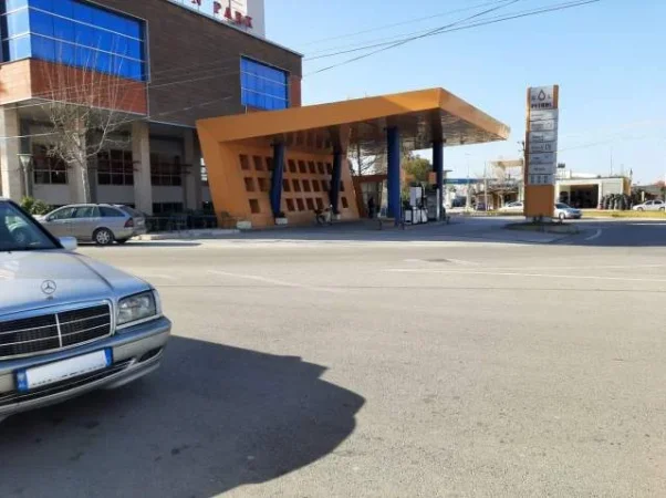 Lushnje, Shitet Ambjent Biznesi, Dy Troje dhe Dy Ndertesa, (Lagja Xhevdet Nepravishta)