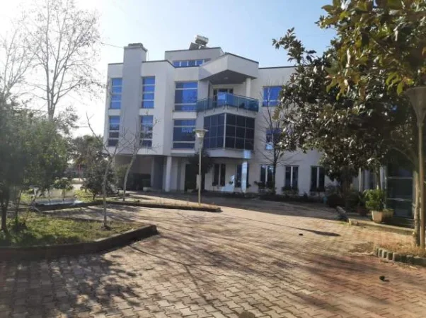 Lushnje, Shitet Ambjent Biznesi, Dy Troje dhe Dy Ndertesa, (Lagja Xhevdet Nepravishta)