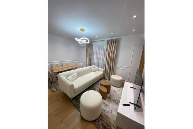 Tirane, jepet me qera apartament 3+1 Kati 4, 102 m² 750 Euro (BLLOKU)