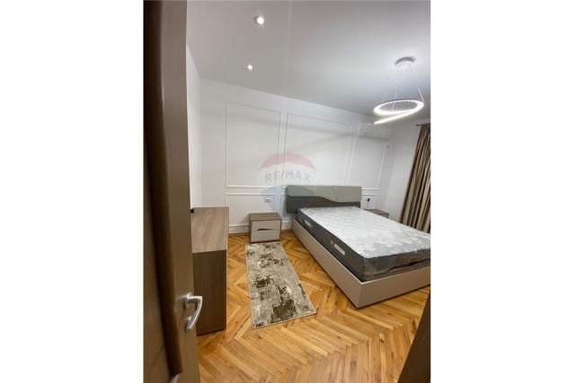 Tirane, jepet me qera apartament 3+1 Kati 4, 102 m² 750 Euro (BLLOKU)