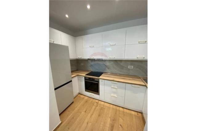 Tirane, jepet me qera apartament 3+1 Kati 4, 102 m² 750 Euro (BLLOKU)